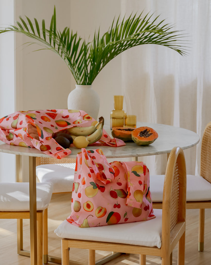 Reusable shopping bag with fruit pattern on a pink background. Fruit Print - Shopper Bag - Reusable bags online | Daily bags | Shopper bags | Weekender bags  Hello Weekend