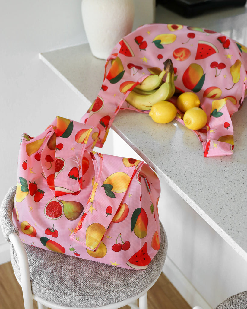 Reusable shopping bag with fruit pattern on a pink background. Fruit Print - Shopper Bag - Reusable bags online | Daily bags | Shopper bags | Weekender bags  Hello Weekend